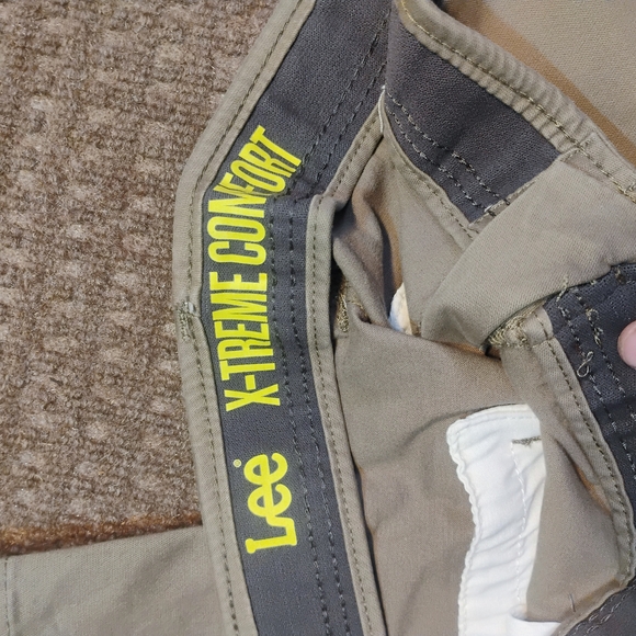 Lee Extreme Motion Pants Mens 42x32 Khaki Performance Stretch Pleated Golf Dress - Picture 2 of 13